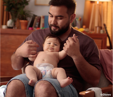pai com bebê usando fralda