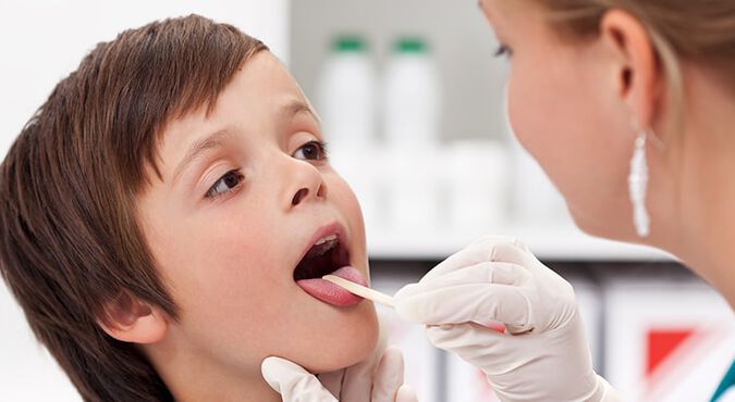 Niño en consulta con su pediatra