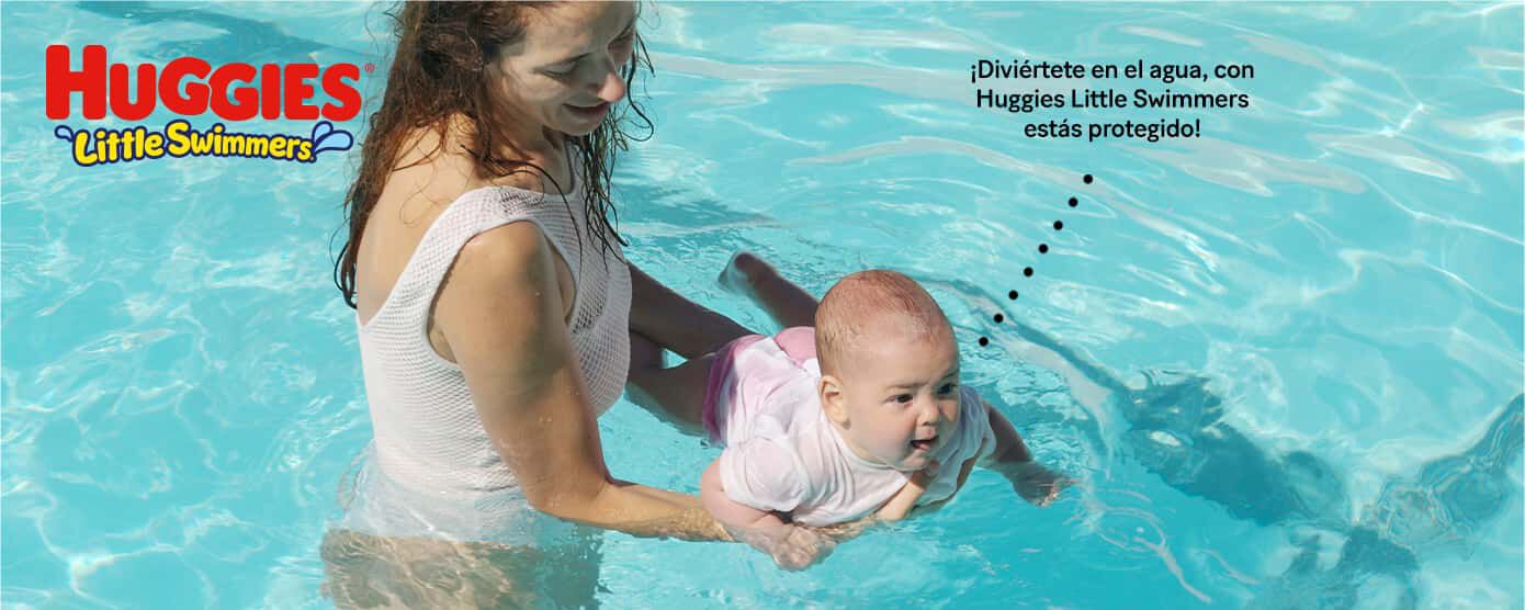 Bebé nadando en la piscina.
