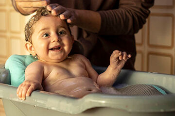 Bebé disfrutando del baño