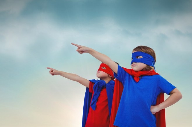 Pequeños vestidos de superheroe