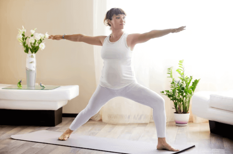 mujer en postura de yoga