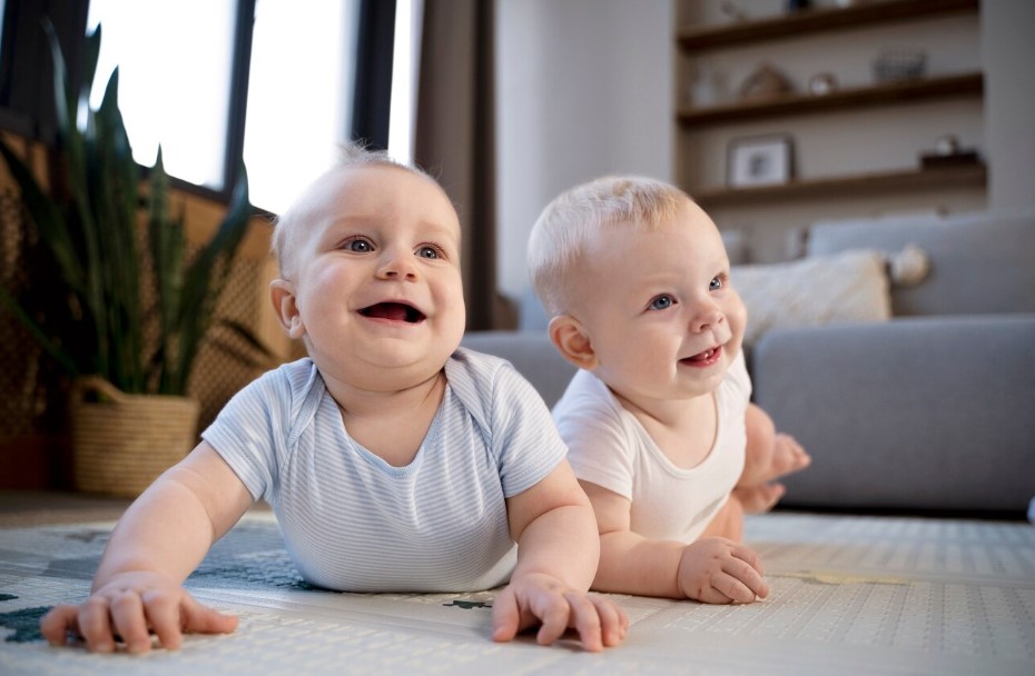 bebés gemelos gateando