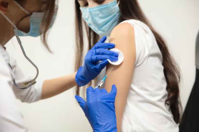 mujer recibiendo vacuna contra la gripe