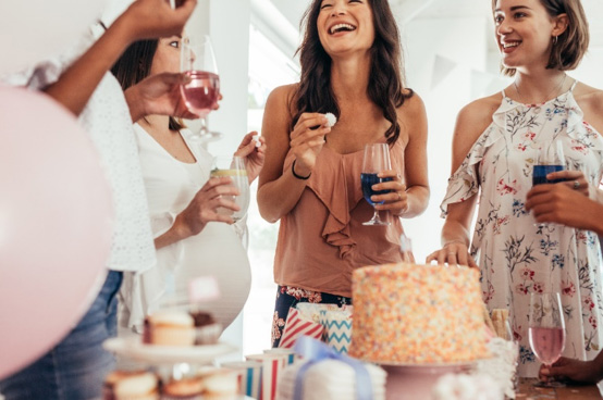mujeres celebrando un baby shower