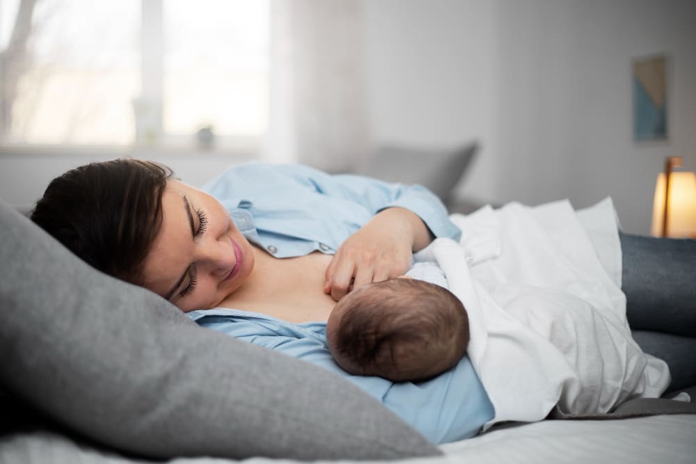 mama amamantando a su bebe