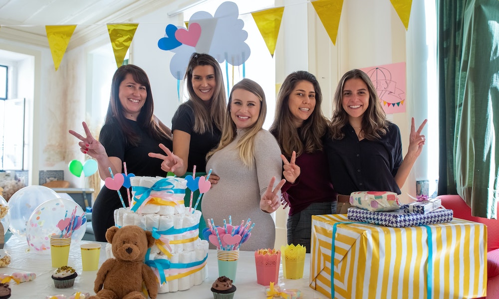 mujeres en fiesta de baby shower