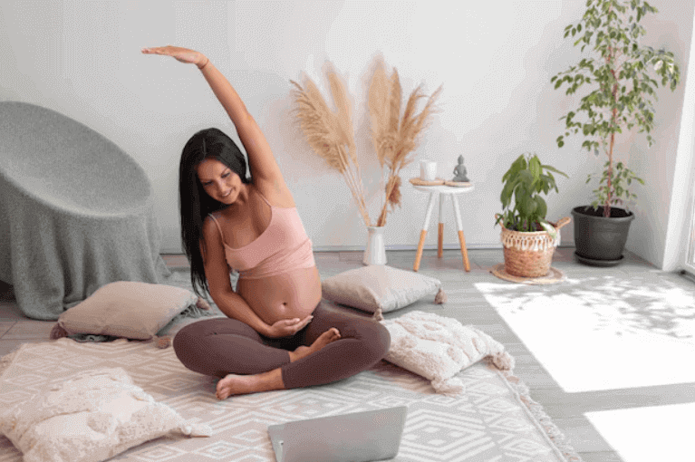 embarazada haciendo yoga en casa 