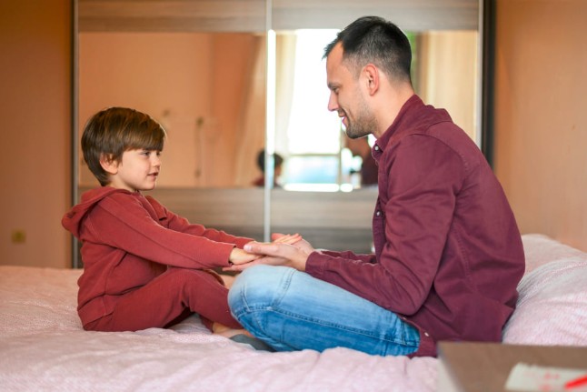 padre e hijo jugando