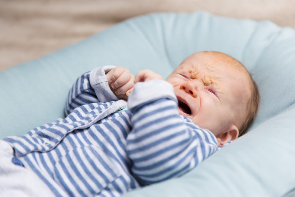 bebe de dos meses llorando